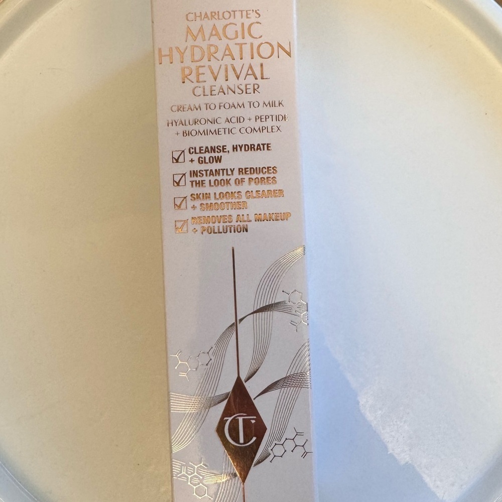 Charlotte Tilbury- Charlotte’s Magic Hydration Revival Cleanser - Picture 9 of 12